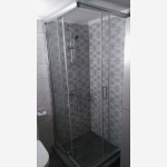 Ντουζιέρα με καμπίνα τετράγωνη και πλακάκι ντεκορ
