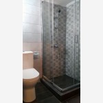 Ντουζιέρα με καμπίνα τετράγωνη και πλακάκι ντεκορ