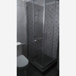 Ντουζιέρα με καμπίνα τετράγωνη και πλακάκι ντεκορ