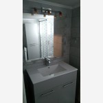 Βάση επίπλου απο ξύλο με χρώμα αλουμινίου
Εντοιχιζόμενος καθρέφτης με πλαίσιο πλακάκι ντεκόρ
Νιπτήρας τετράγωνος 80 εκατοστών