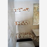 Πάγκος επενδυμένος με ψηφίδα και ράφια